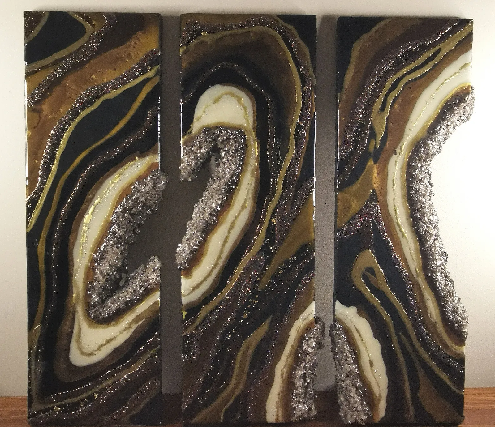 Strata – Gilded Fault av Studio Strata