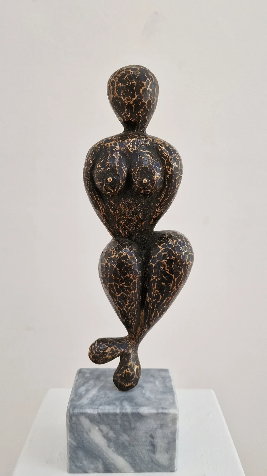 Skulptur Leopardkvinna av Bernt Eriksson