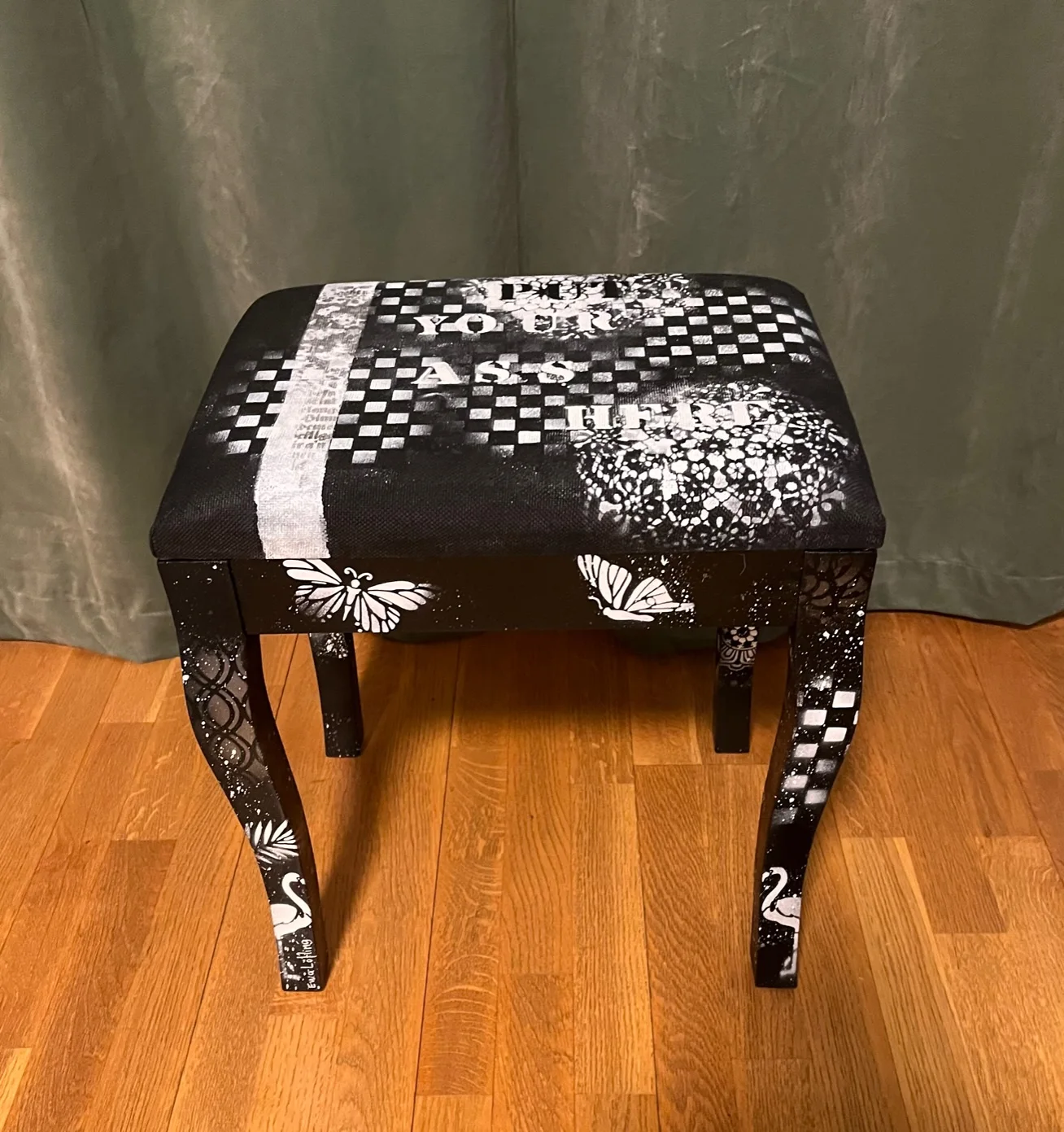 Akrylmålning Svart, signerad konstpall av Ewa Löfling