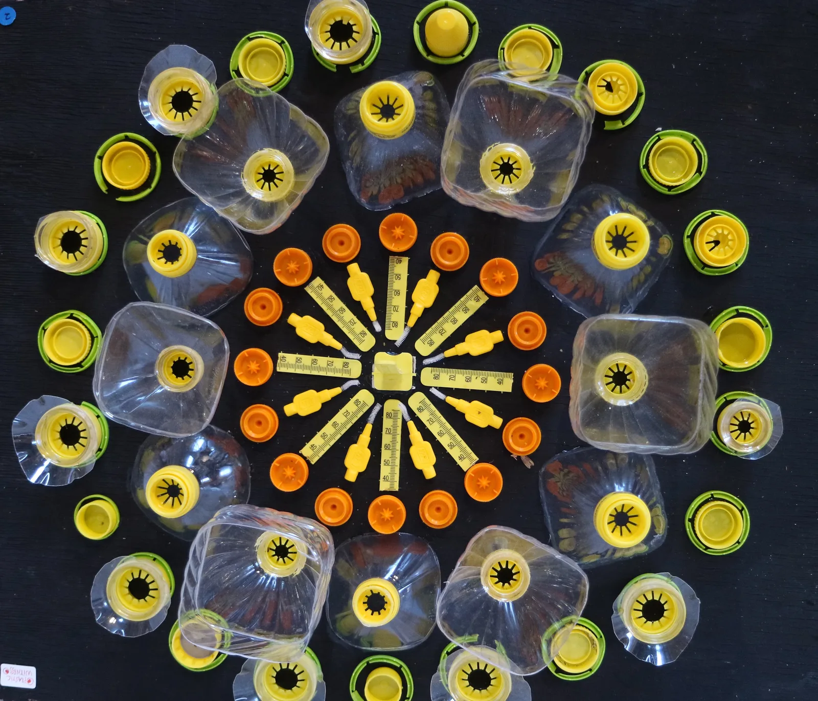 Gul mandala av plast av Nina Romanus