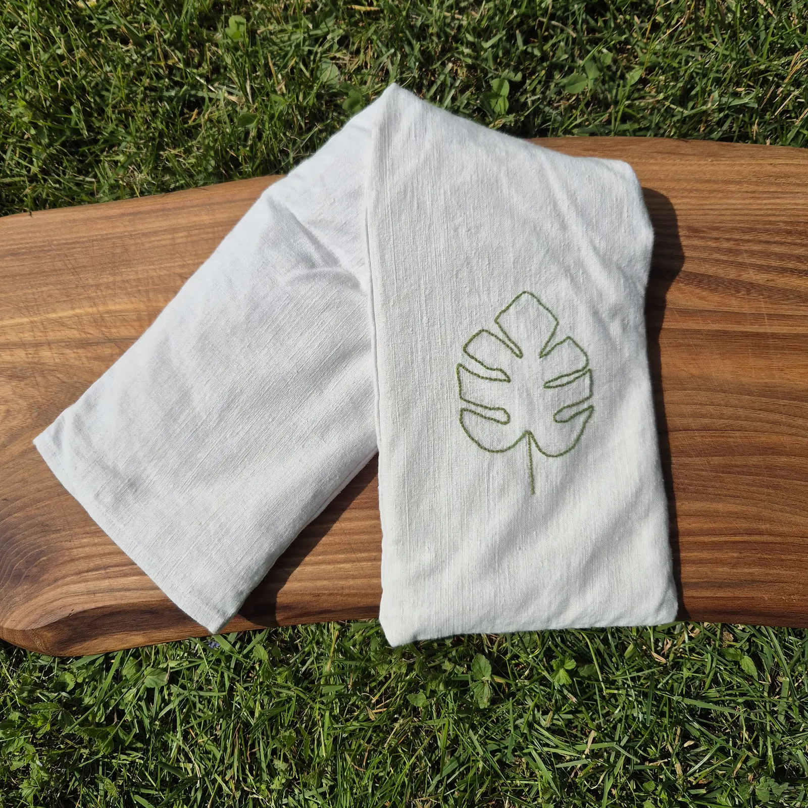 Handbroderad vetekudde av Linn Jagerborn