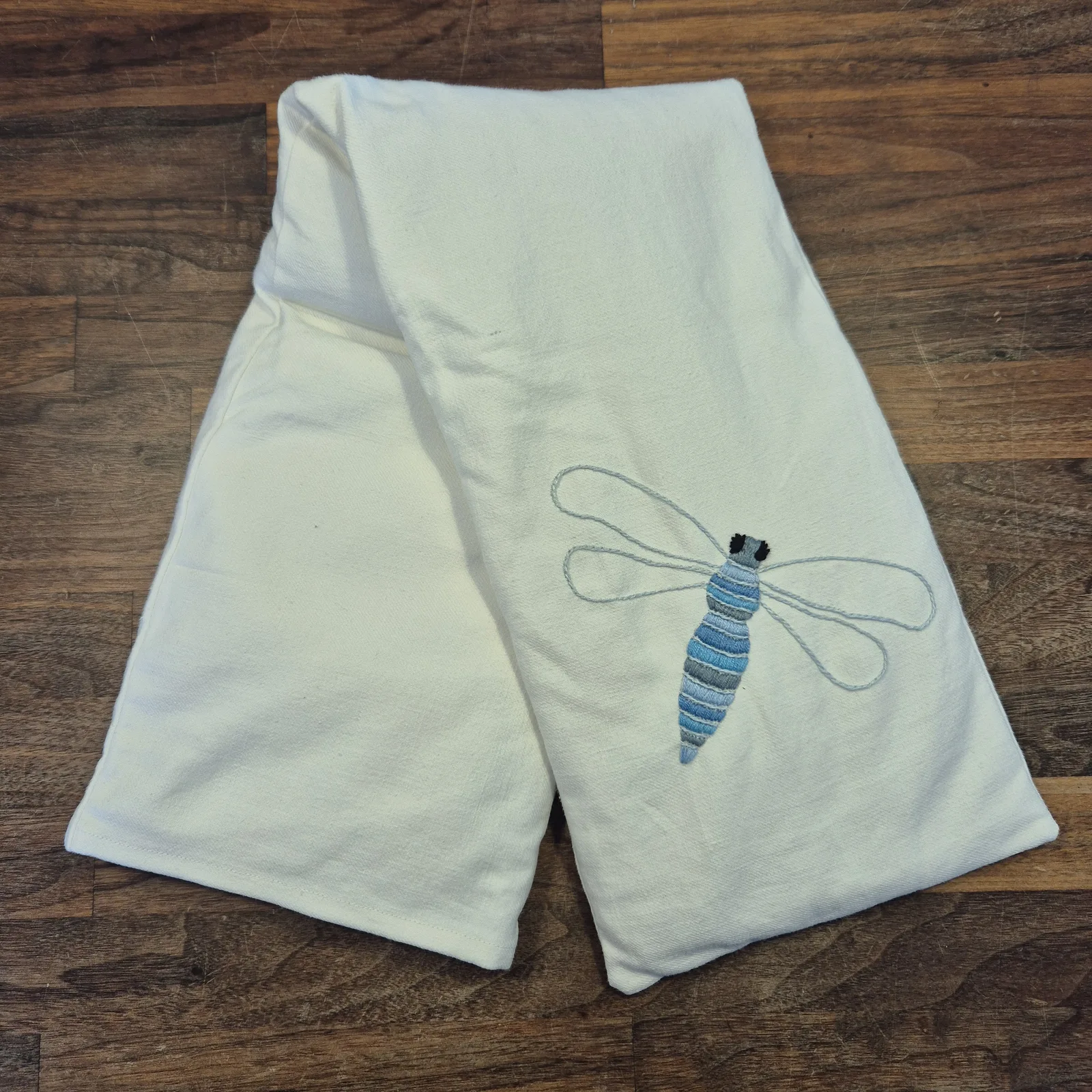 Handbroderad vetekudde av Linn Jagerborn