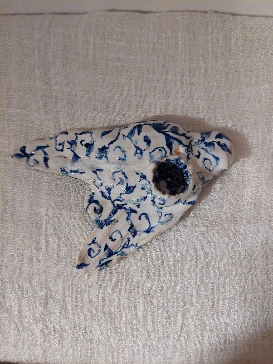 Skulptur Ljusstake, blåvit fågel av Nova Blomberg