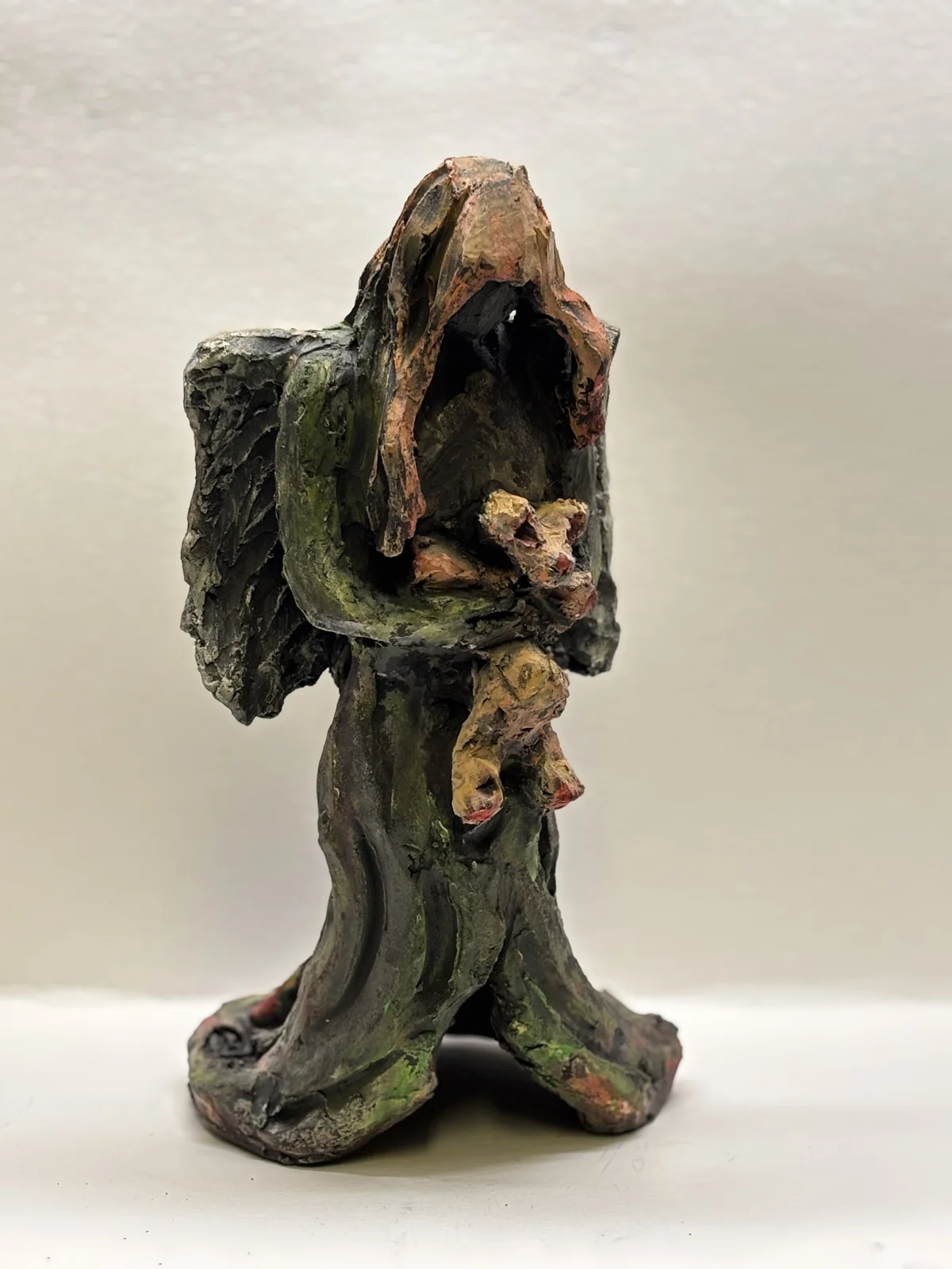 Skulptur Tröst av Evalena Elk Karlsson