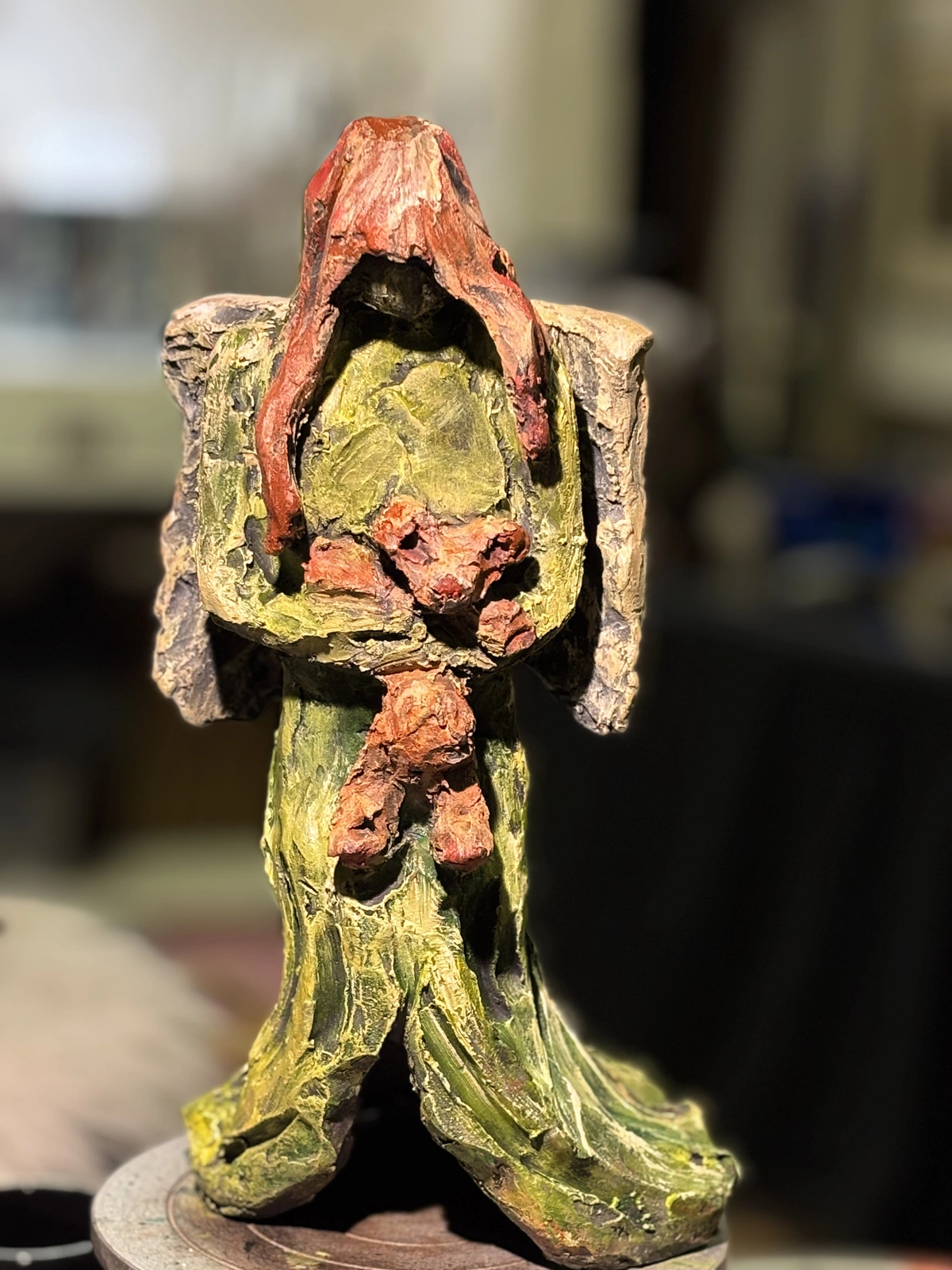 Skulptur Tröst av Evalena Elk Karlsson