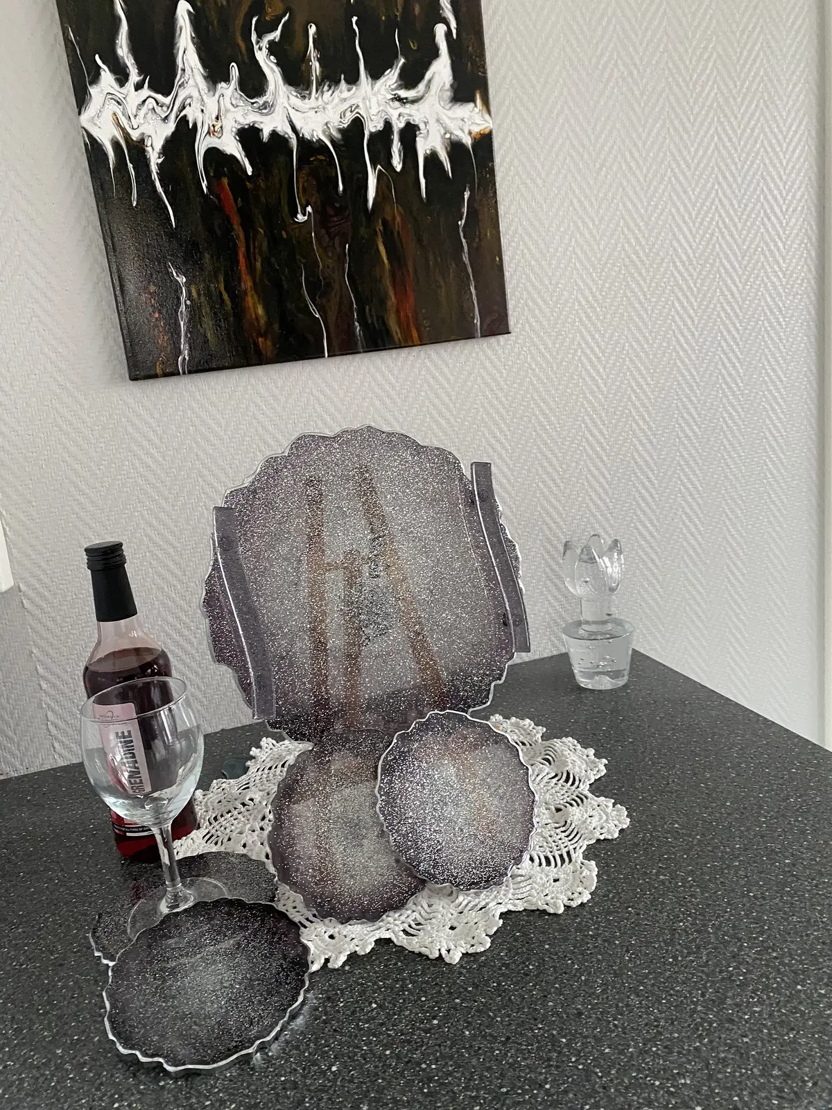 Tray and coasters av Erlinda Nordh