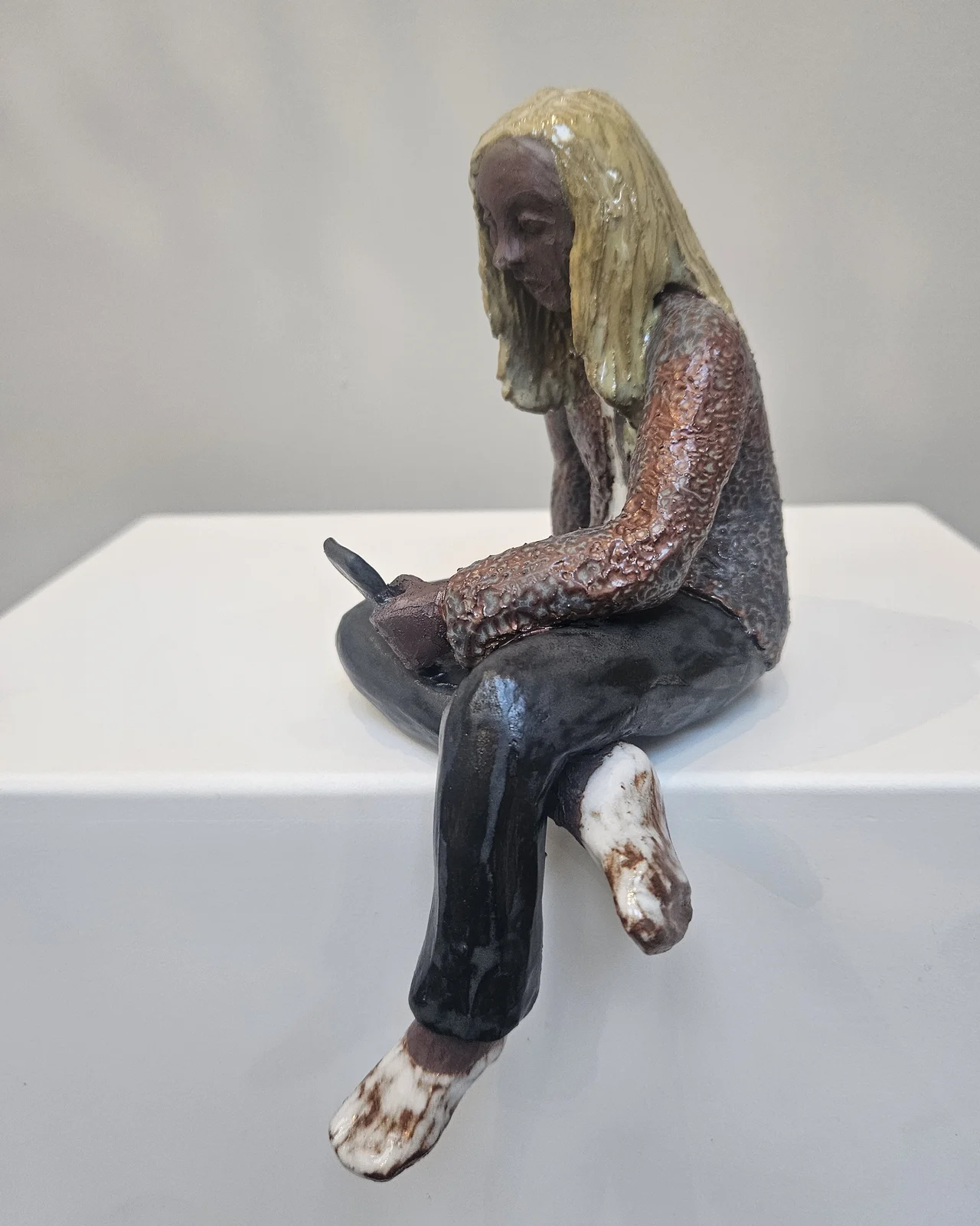 Skulptur Mellan fingertopparna av Lergaraget Susanna Sjödin