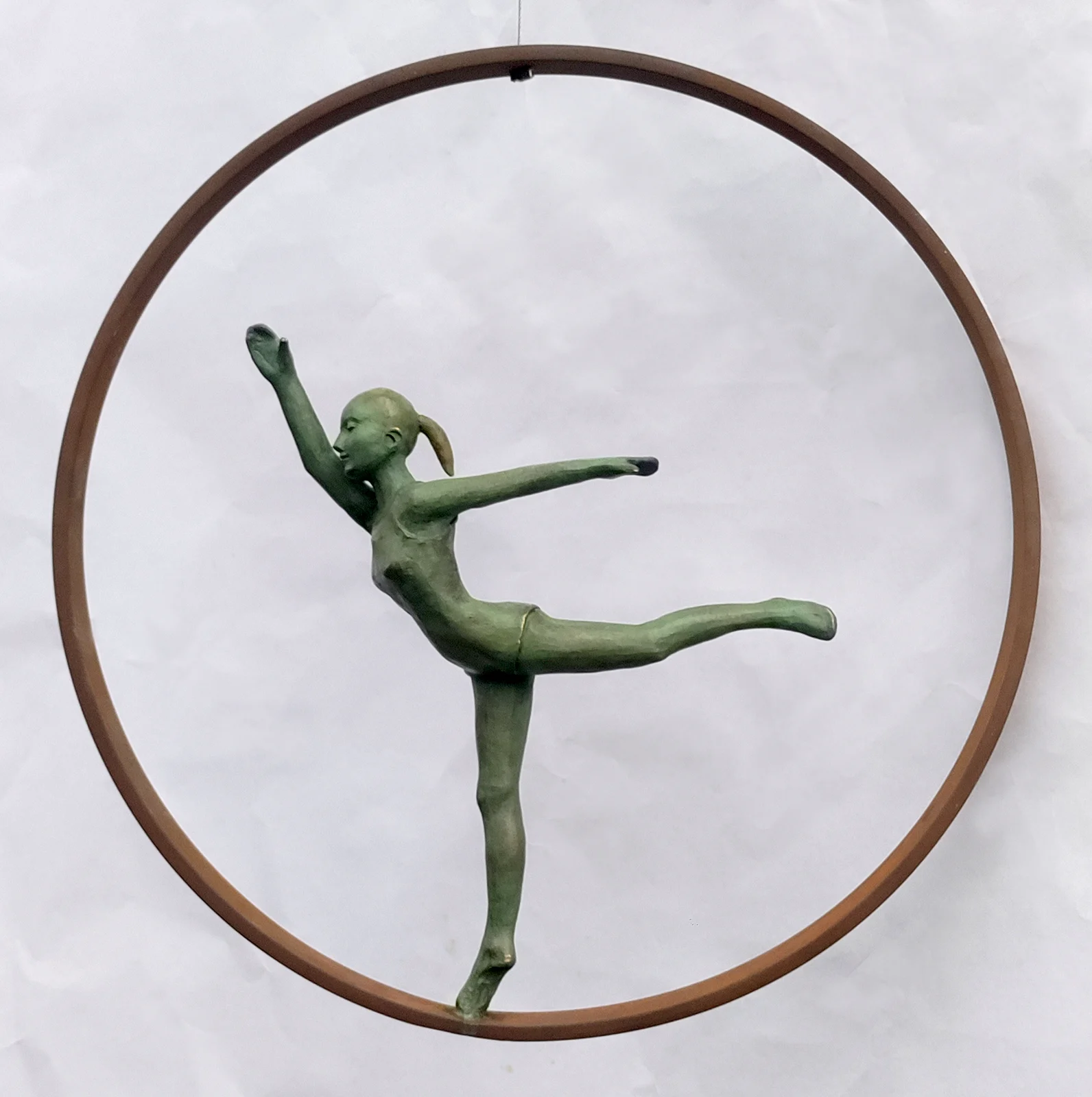 Skulptur På tå av Charlotte Adde