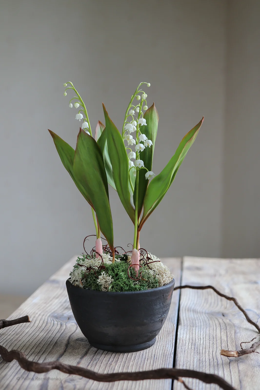 Skulptur Lily of the valley rustic floral arrangement in rustic ceramic bowl av Polina Reznichenko