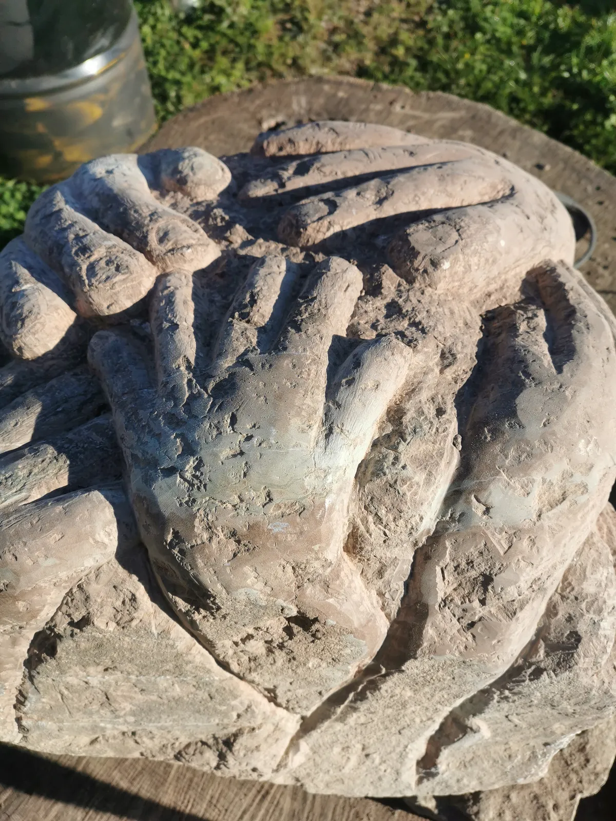 Skulptur Händer, kalksten. Med på utställningen "Urkraft" 2025 i Lilla Hult av Karin Nilsdotter