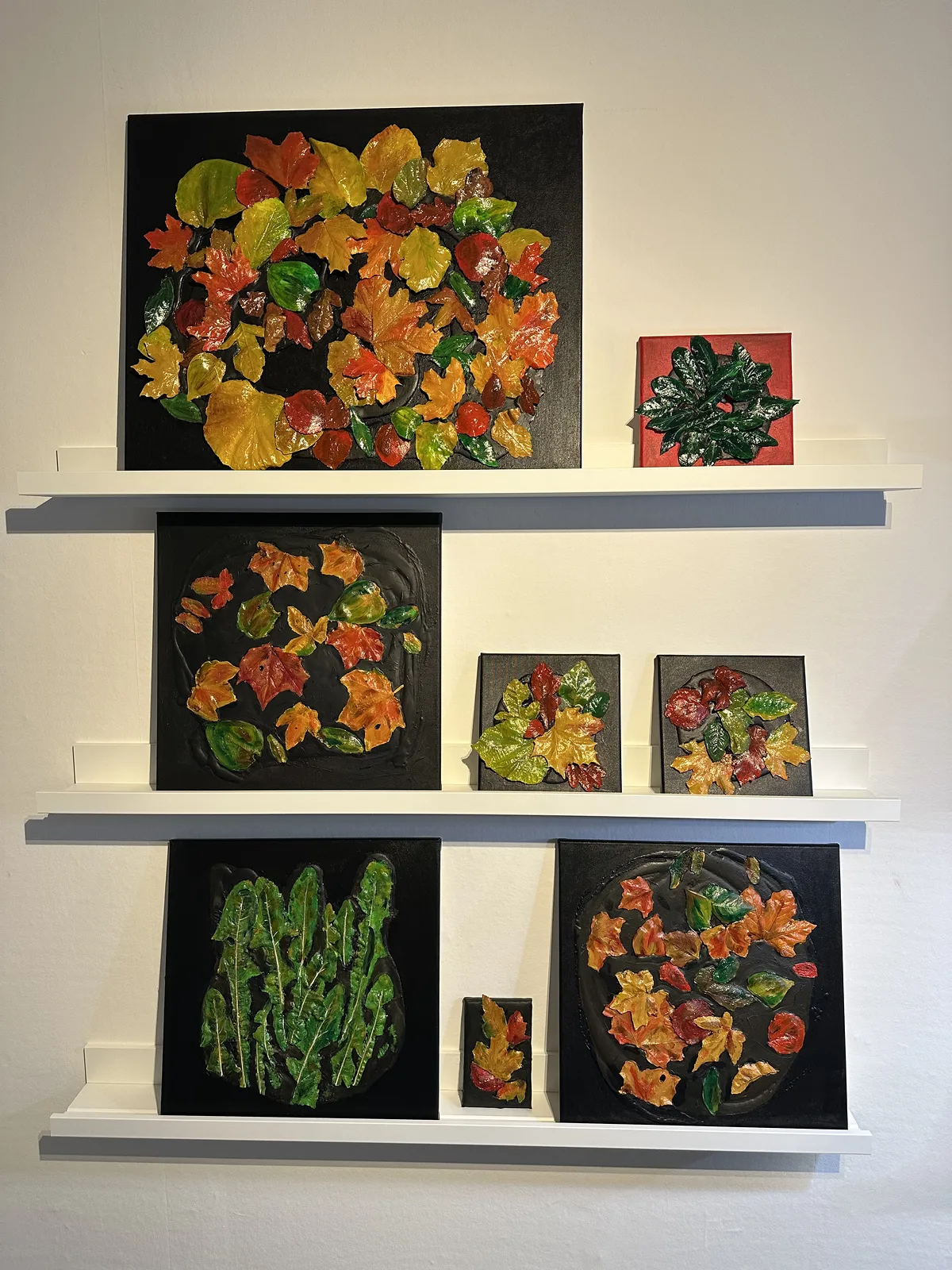 Akrylmålning Gipsavgjutna blad och löv av Marie-Helén Andersson