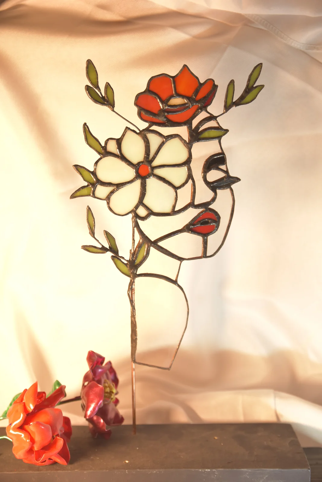 Lady with flowers av Pernilla Delcomyn