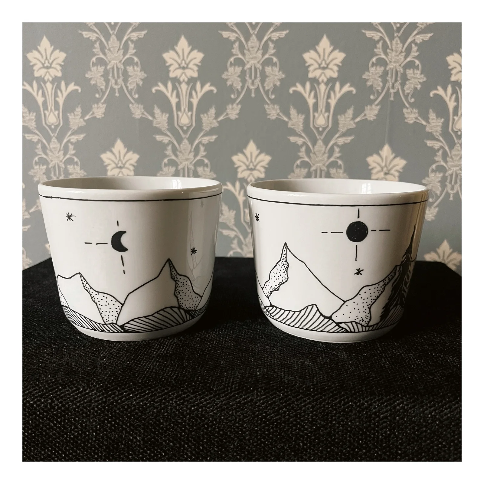 2 x handmålade kaffekoppar - Berg symboler och träd av Robin