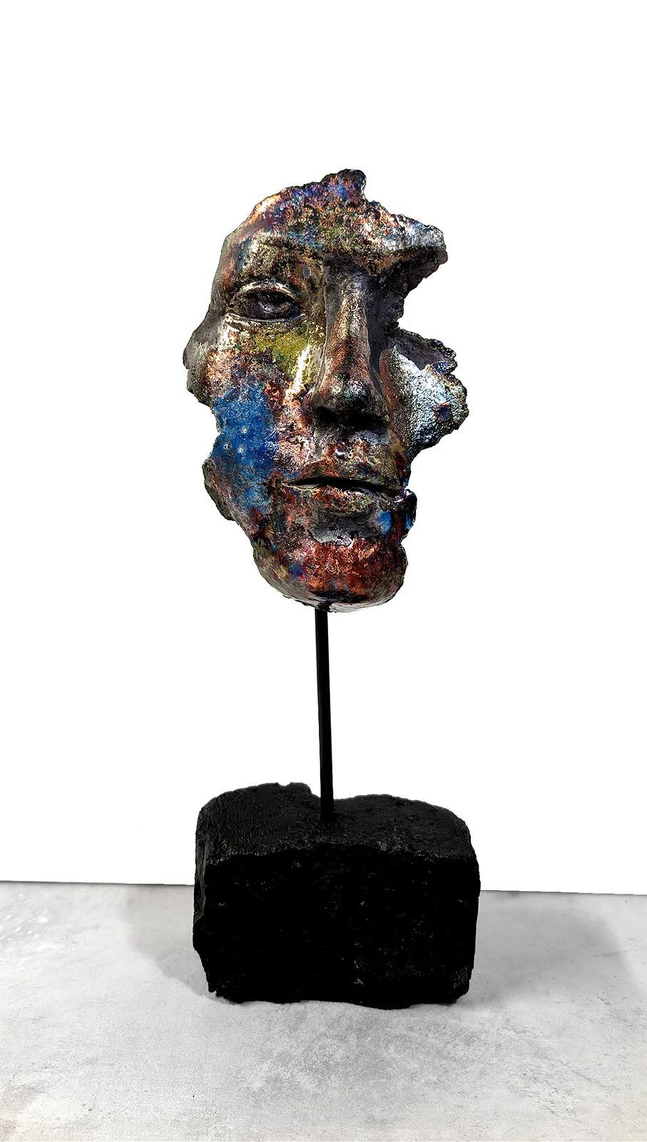 Skulptur Raku-ansikte 3 av Helena Henriksdotter