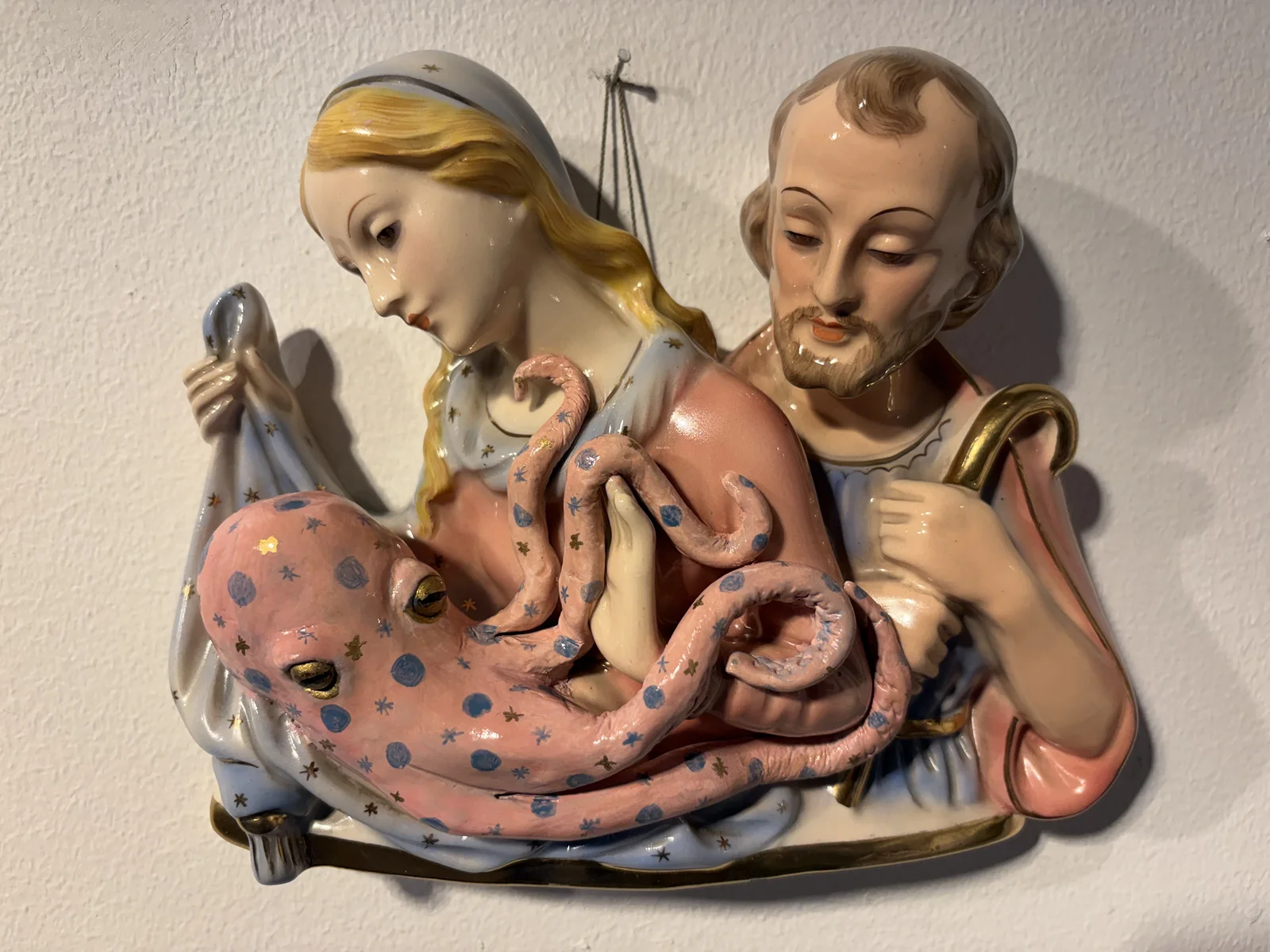 Skulptur Hush little baby av Ola Art