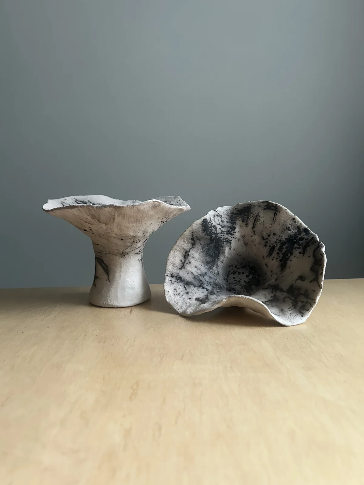 Skulptur Wave vase av Beti Velkoska DDBC Keramik