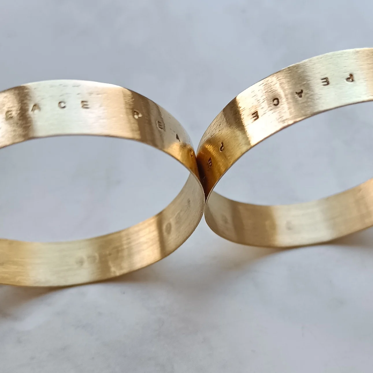 P E A C E  hoops av Susanna Lind