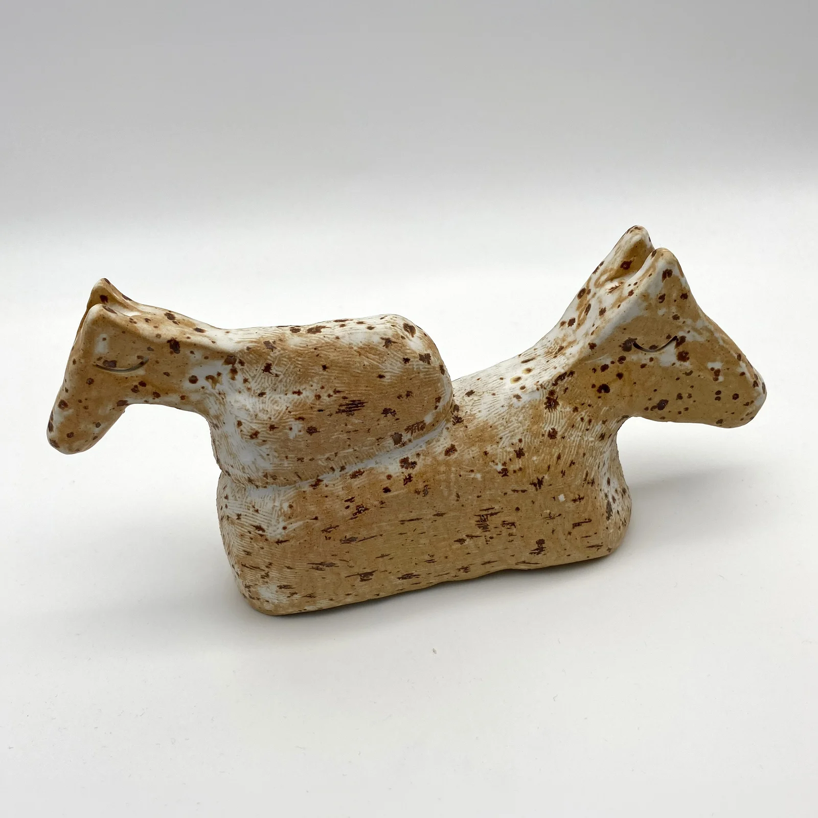 Skulptur Vilodjur (nummer 2) "Att vara prickig är otroligt vilsamt.". av Daniel Holking