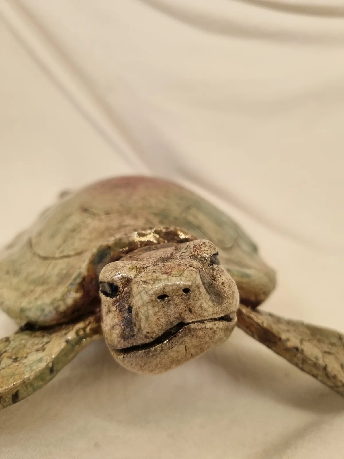 Skulptur Havsköldpadda Raku av PERNILLA Löfkvist