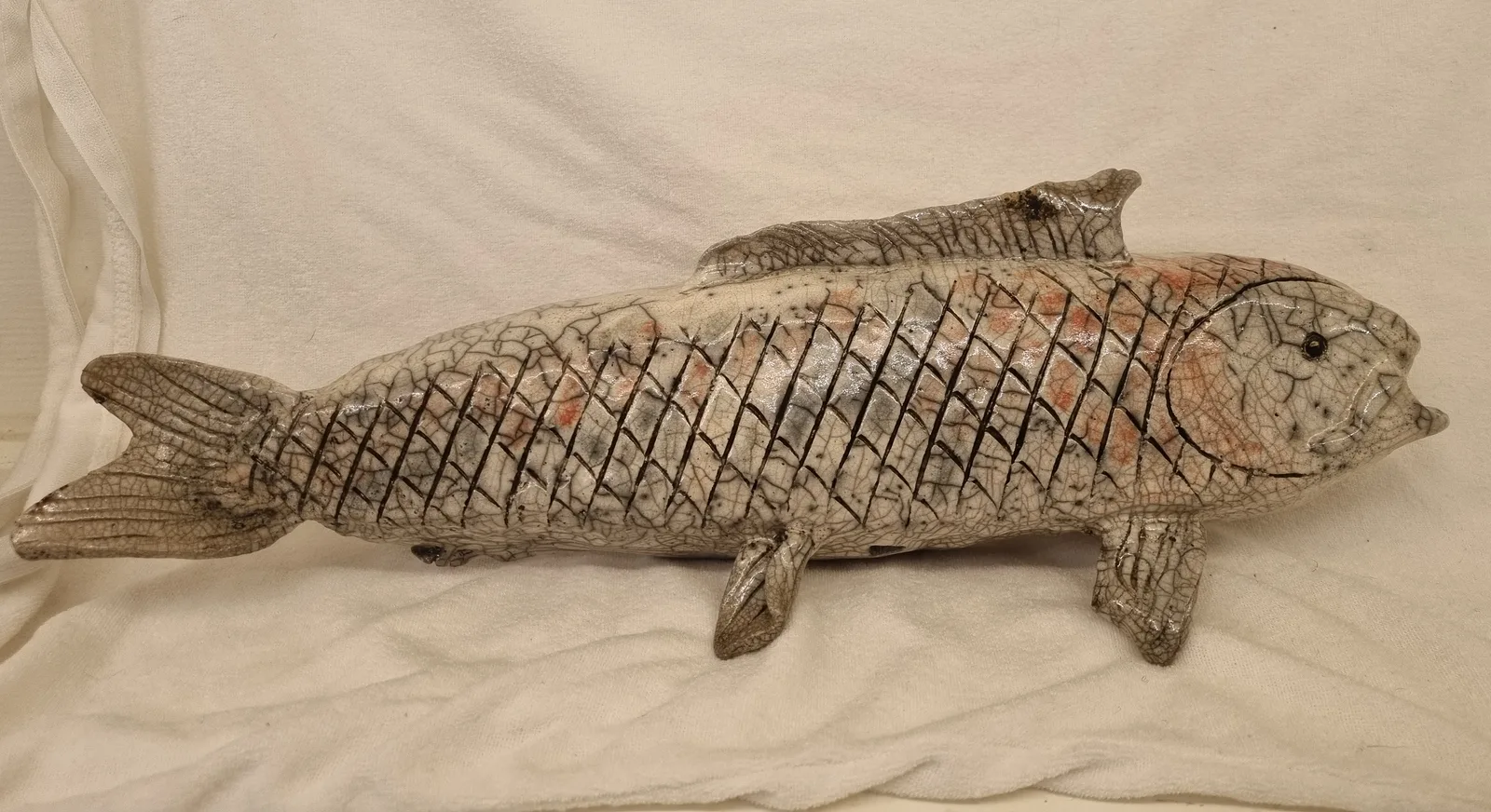 Skulptur Koi fisk Raku av PERNILLA Löfkvist