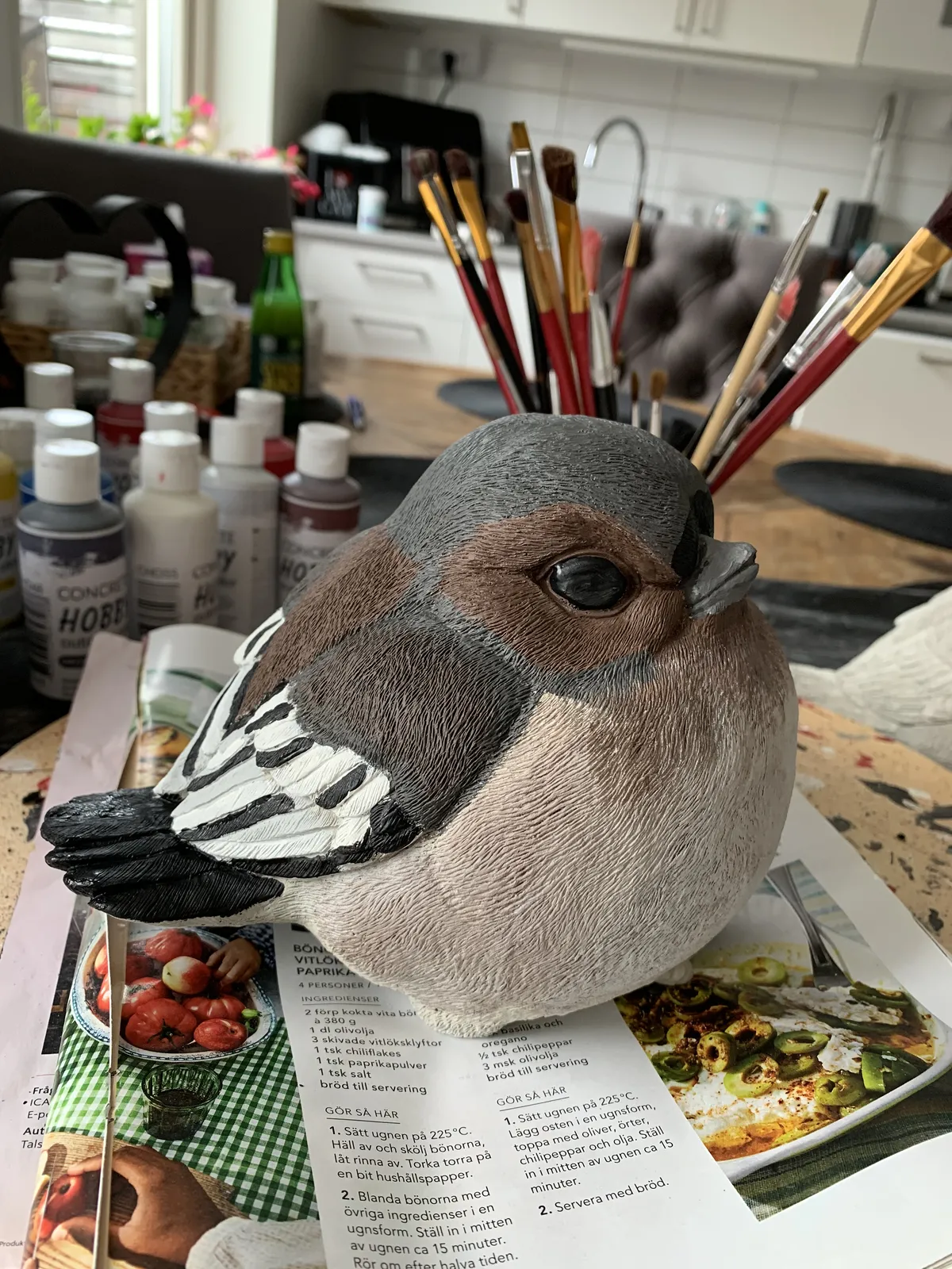 Skulptur Bofink i betong av Jeanette Lindstammer