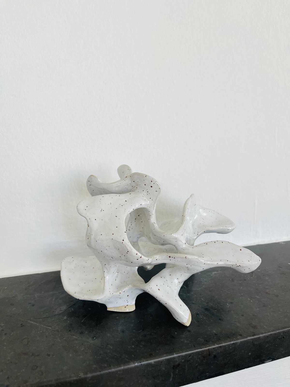 Skulptur Vit av Olivia Hansen
