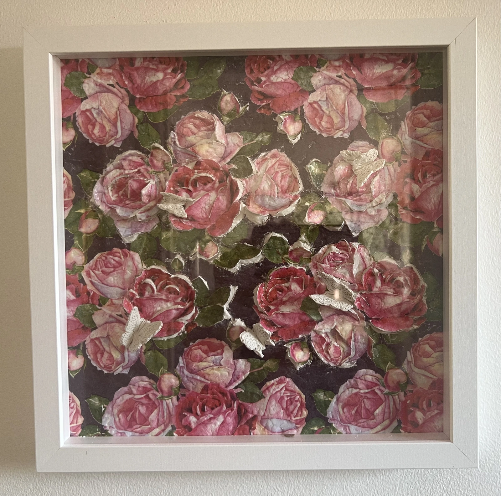 Roses in Shadow av Nadia Jahangiri