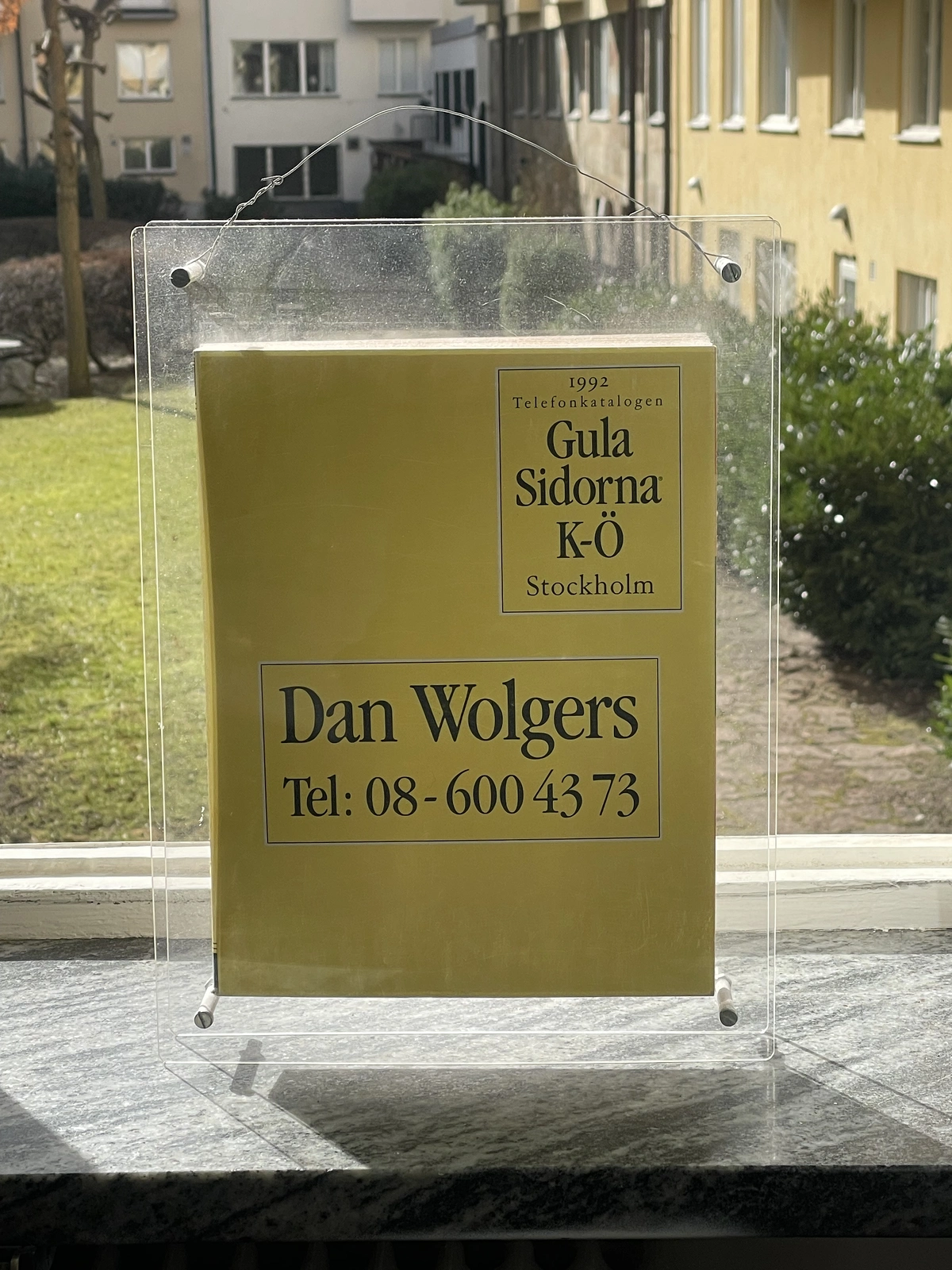 Skulptur DAN WOLGERS ”Gula Sidorna K-Ö, 1992”. av Patric Johansson