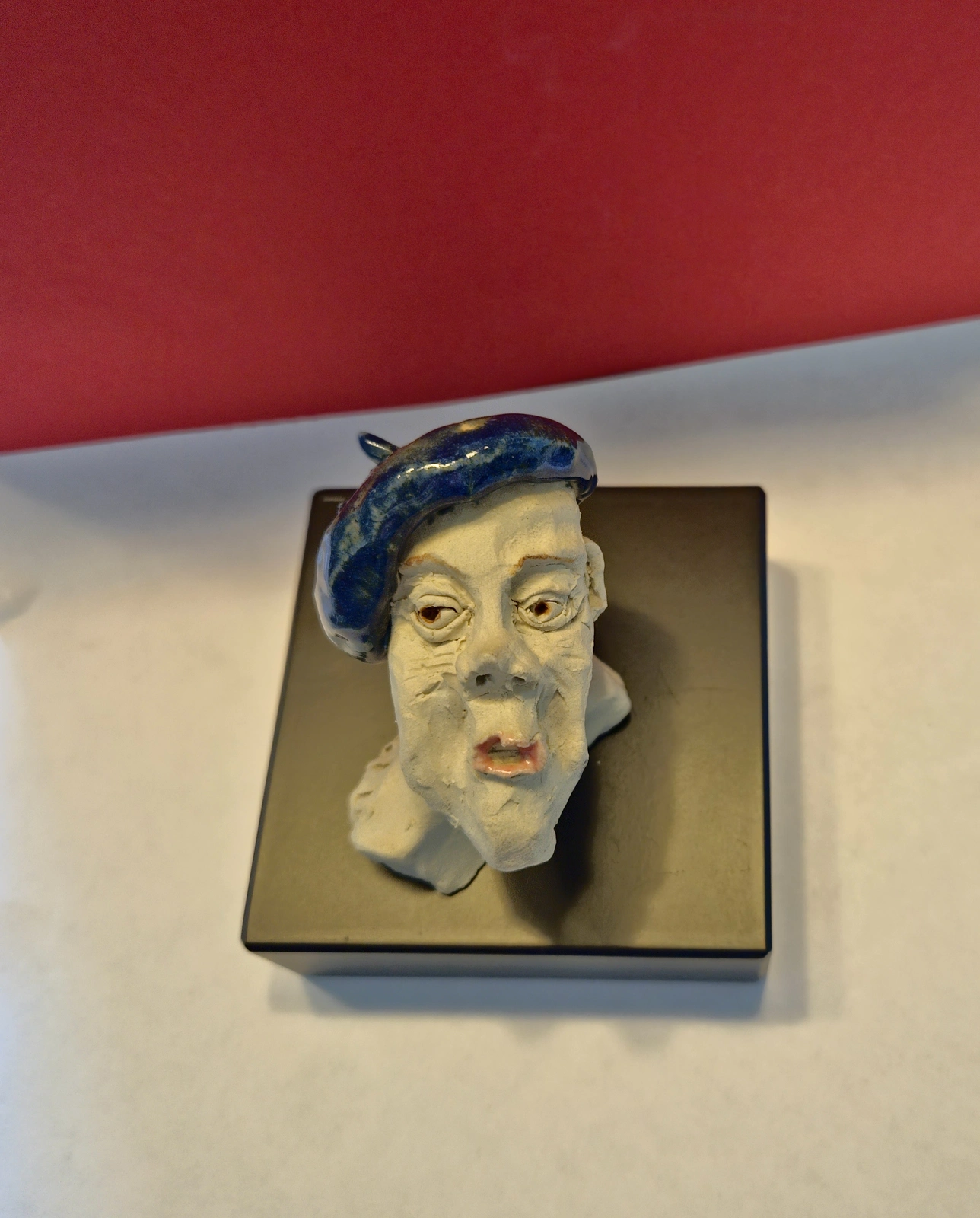 Skulptur Mannen med baskern av Anita Paulsson