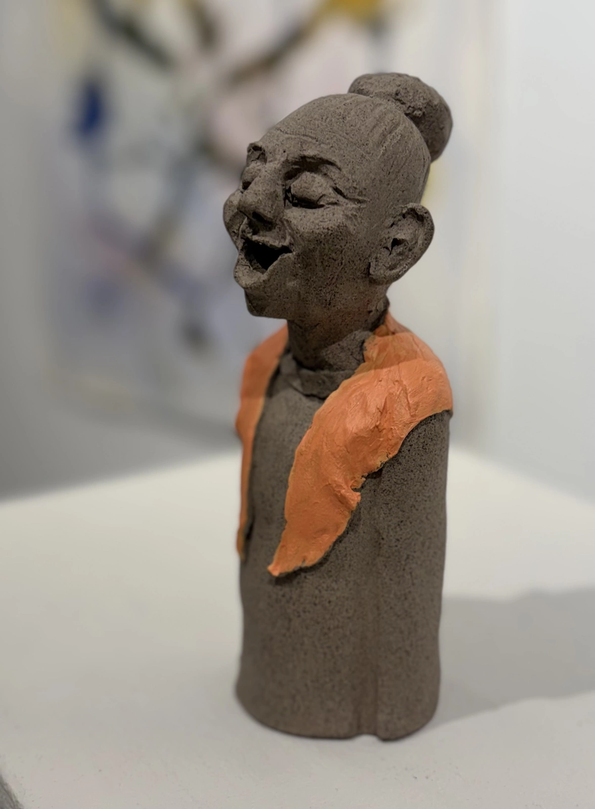 Skulptur Toner av kristall - kvinna i orange sjal av Helene Engström  Akvareller