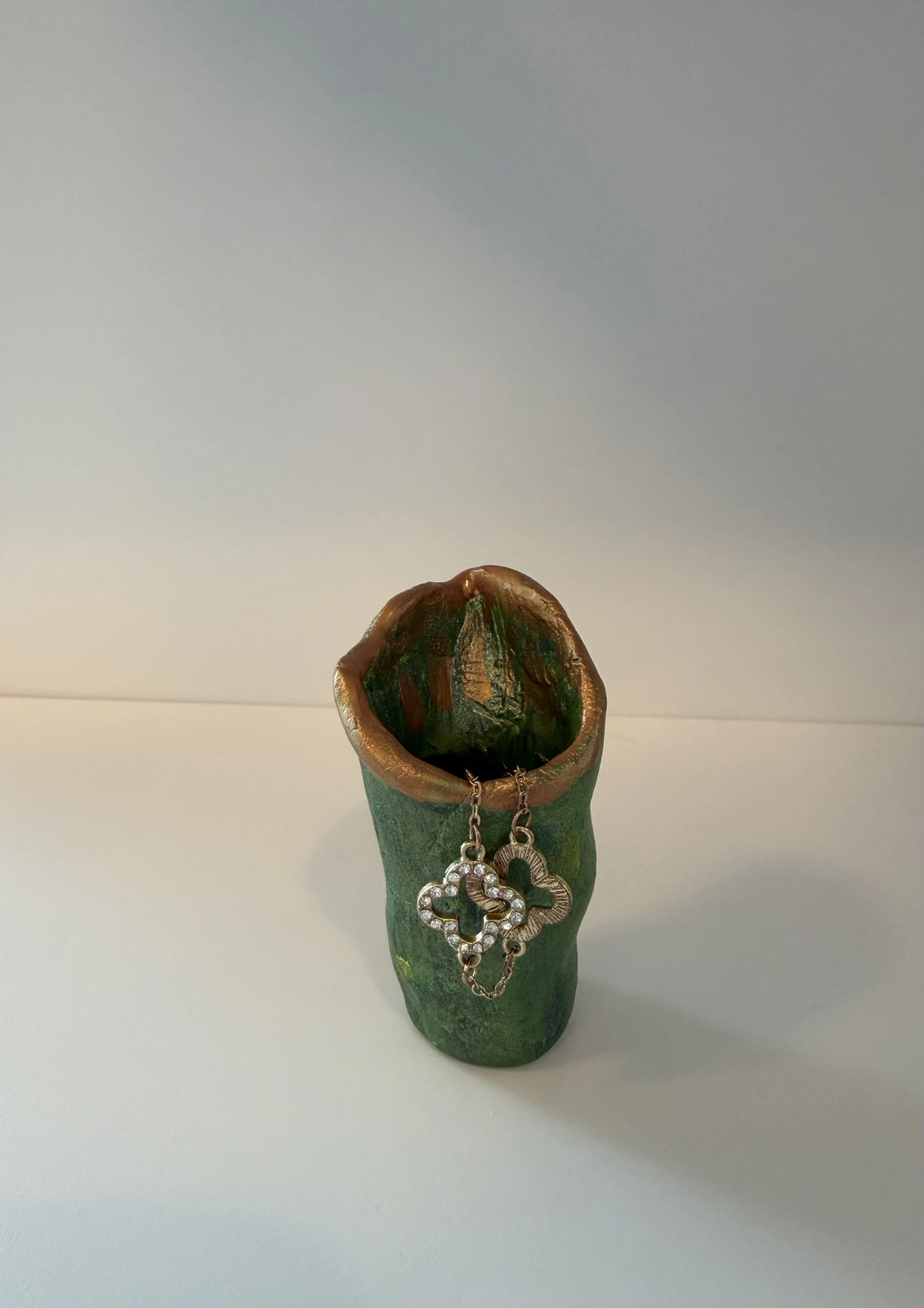 Akrylmålning Forest Relic  Tall Vessel av Maria S