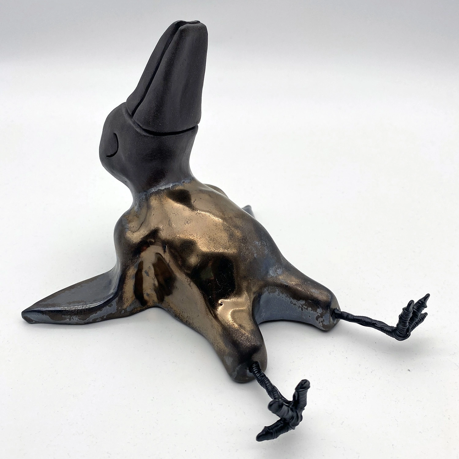Skulptur Vilodjur (nummer 80) "Ny lycradräkt för träning på. Men först: jordgubbar och vila" av Daniel Holking