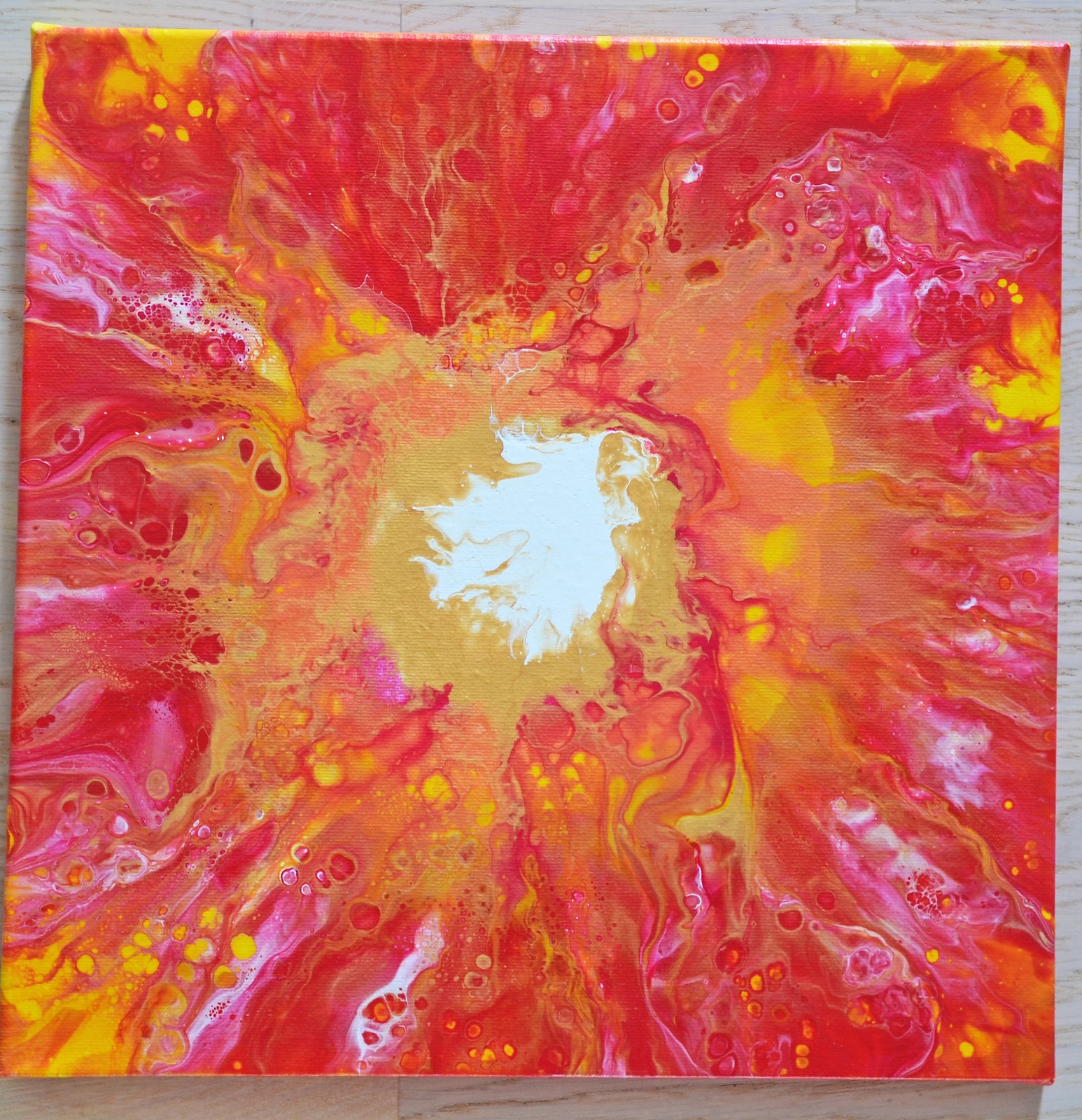 Akrylmålning Red Implosion av Kenneth Emanuelsson