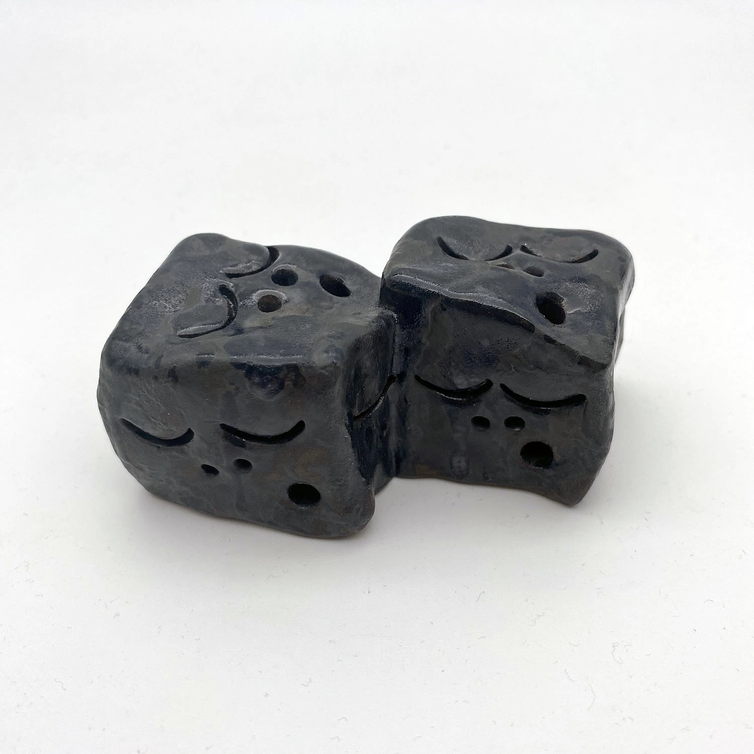Skulptur Vilodjur (nummer 62) "Att vara lakrits. Mycket, mycket vilsamt." av Daniel Holking