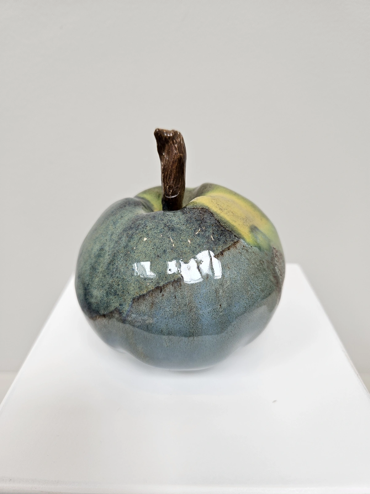 Skulptur Blågrönt äpple av Lergaraget Susanna Sjödin