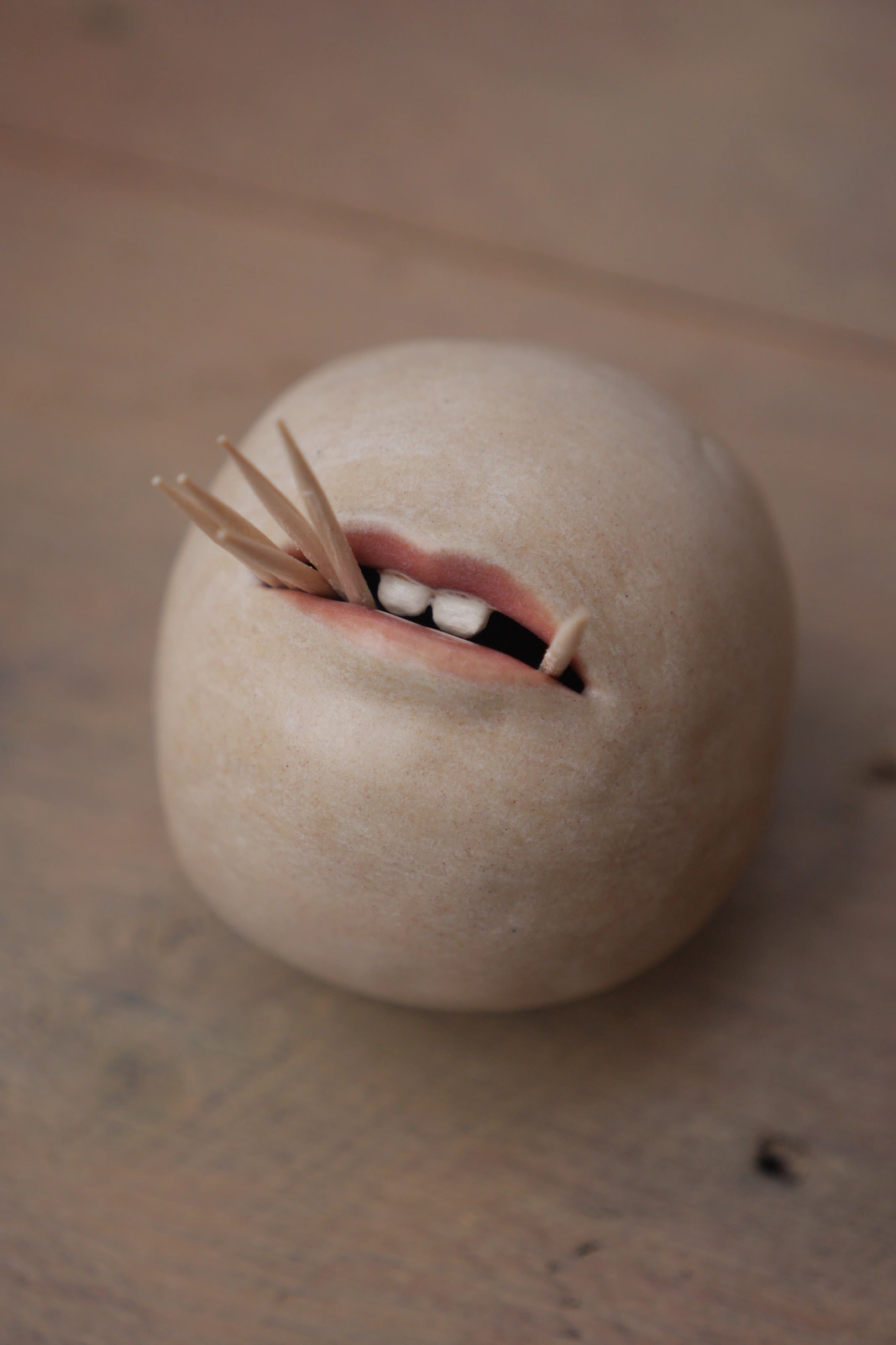 Skulptur Pick me av Jacqueline Hellmann