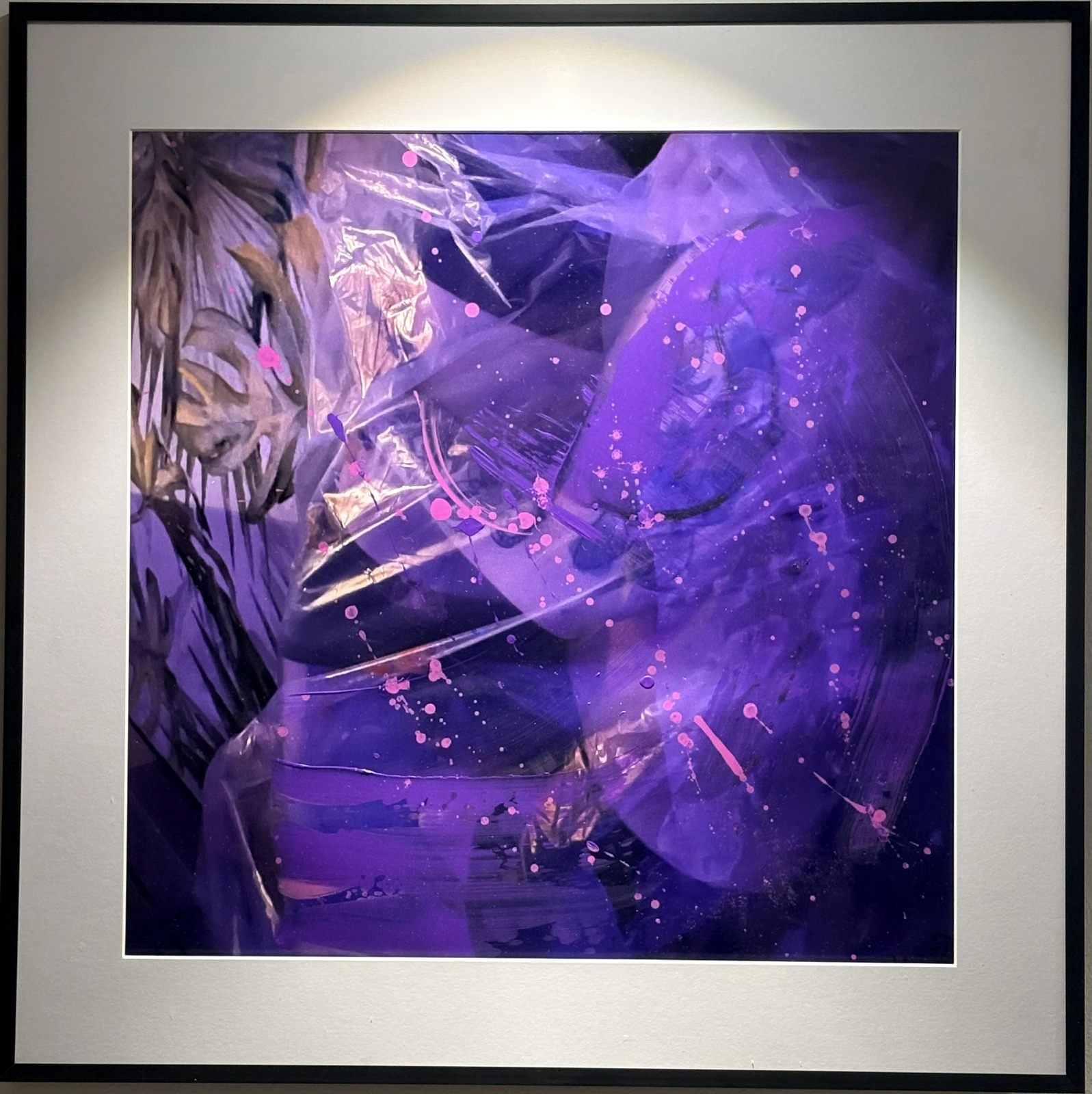 Akrylmålning Wrapped in embrace - purple II av Vanyay