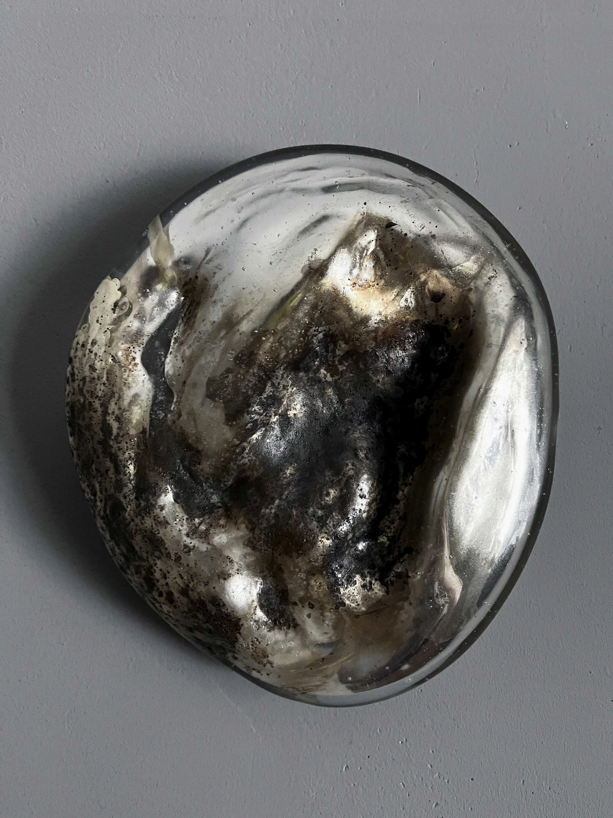 Looking Glass VI av Amanda Lorentzon