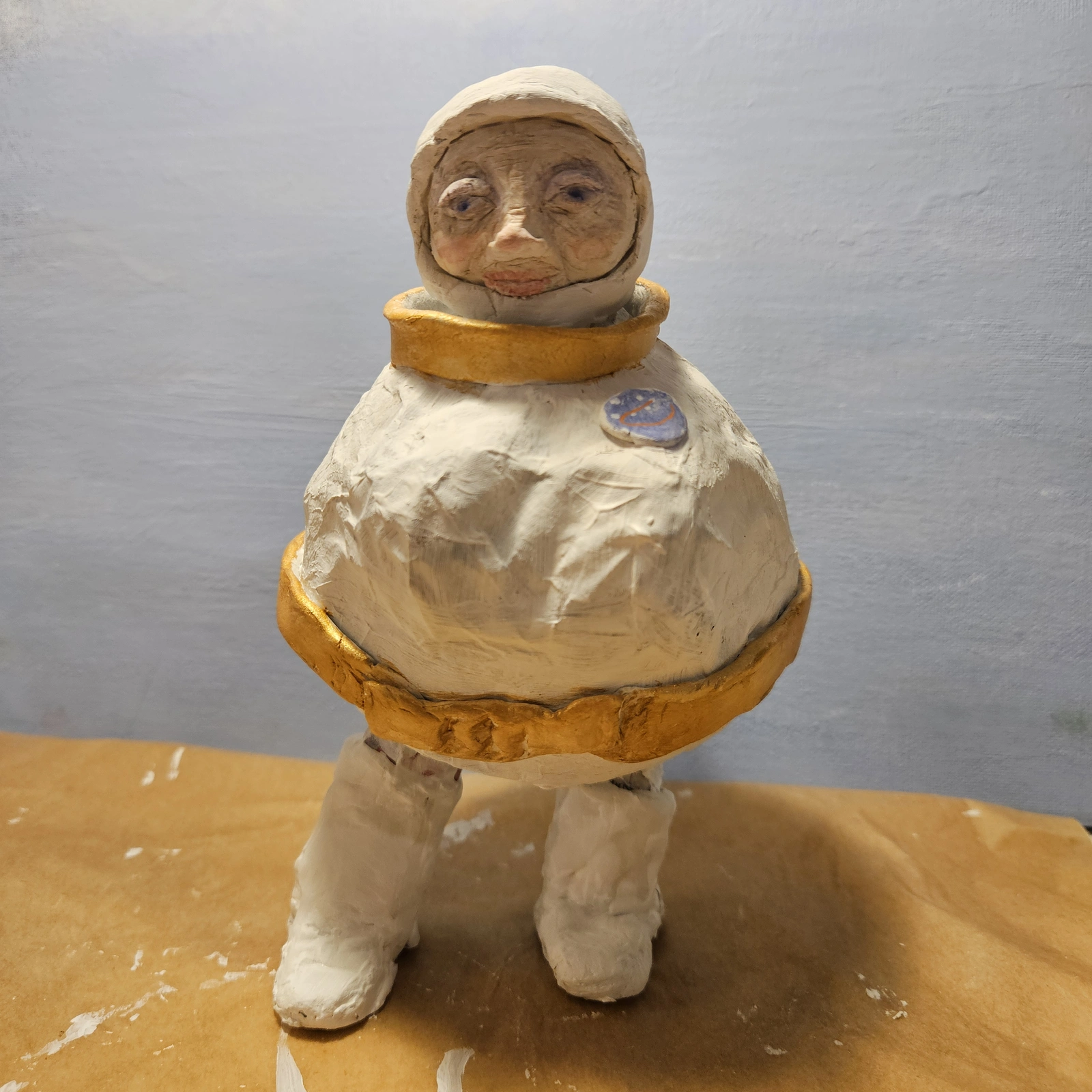 Skulptur Mormor ska till rymden bara av Emma Holmqvist