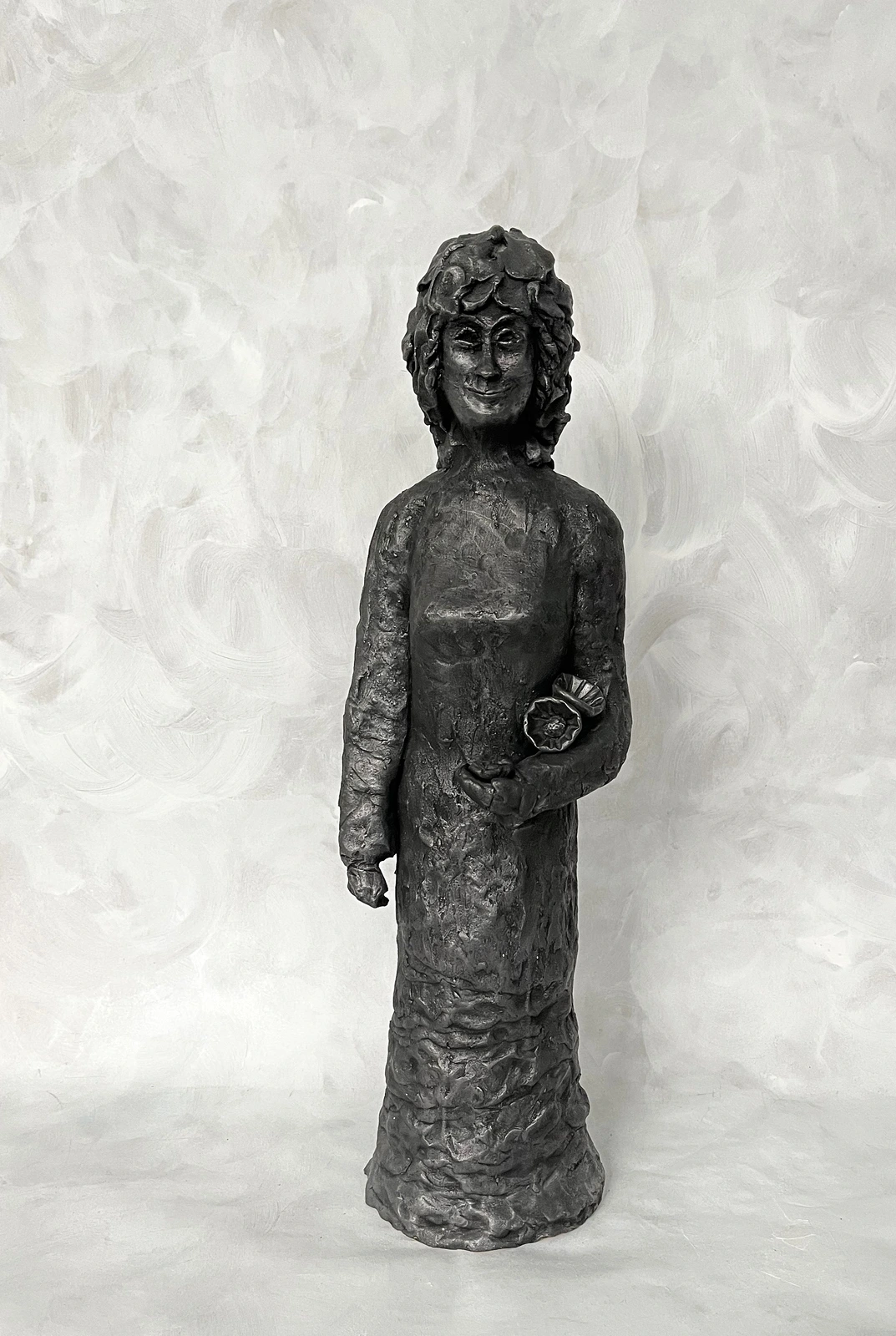 Skulptur Kvinnan med blommor av Margit Bylund