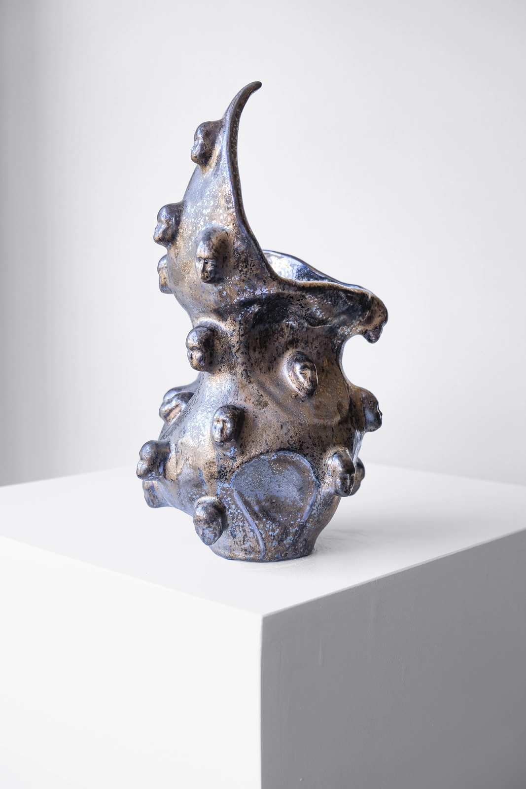 Skulptur Thousand Woman av Rushe Berisha