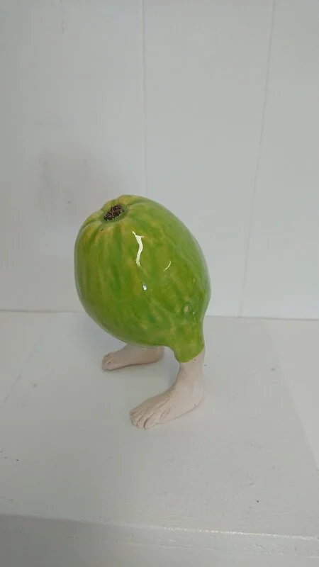 Skulptur Äpple på fötter av Magnus Lundberg