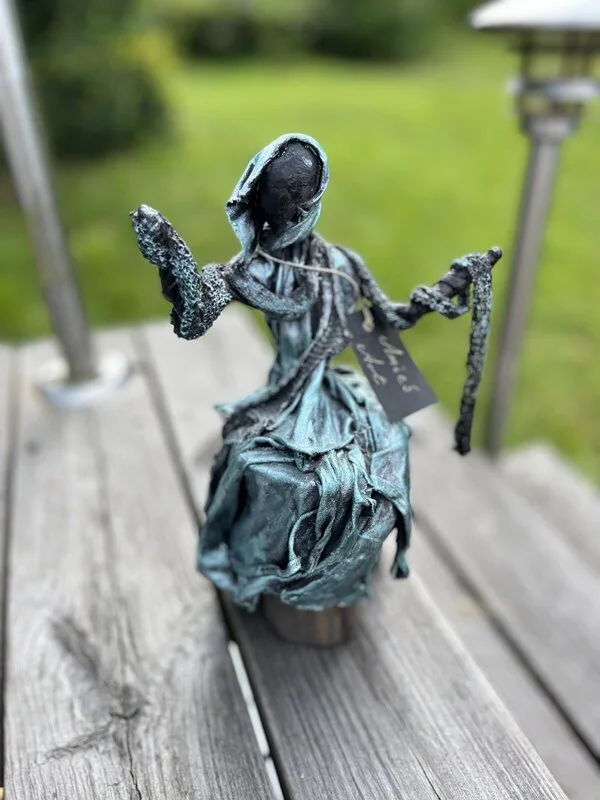 Skulptur Amies starka gudinnor av Amie Norrman Söderman