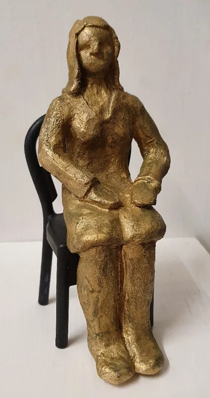 Skulptur På stolen 2 av Meith Fagerqvist