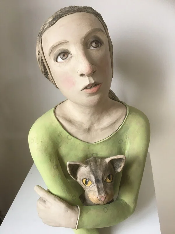 Skulptur Flicka med katt av Marianne Karlsson