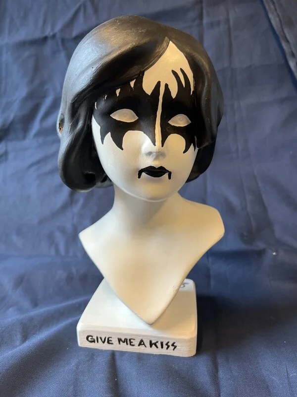 Skulptur Give me a kiss av Ola Art