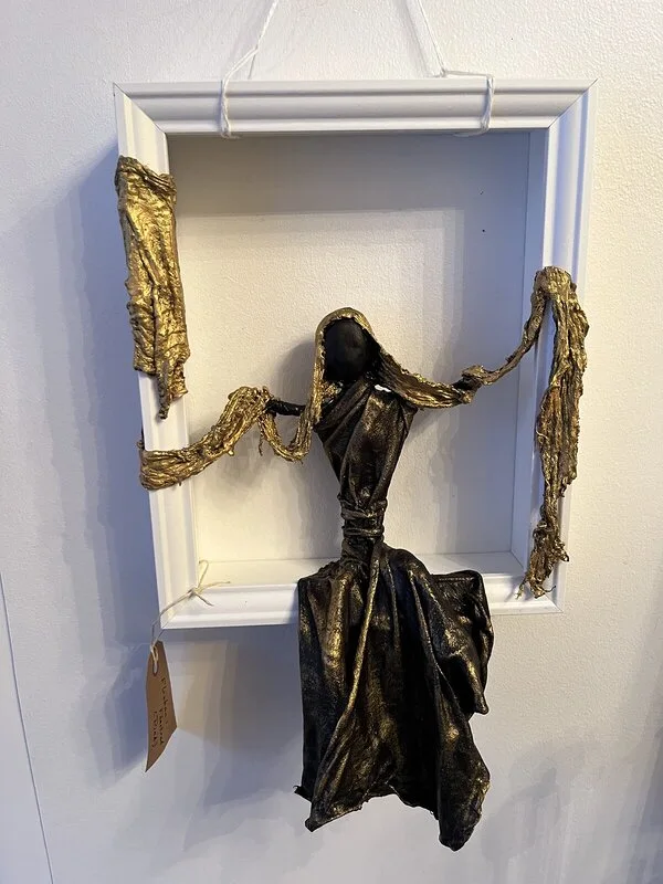 Skulptur Flickan i fönstret av Amie Norrman Söderman