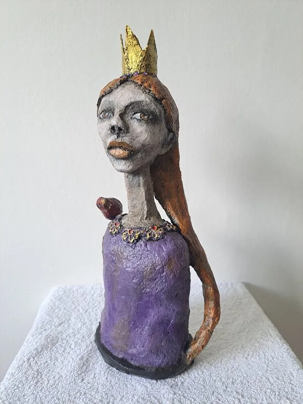 Skulptur Flicka med fågel av Helena Andreasson