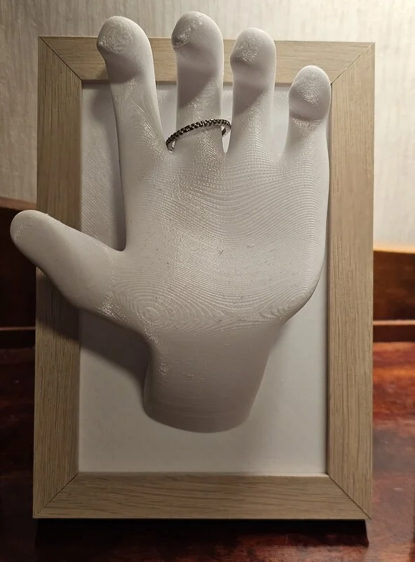 Skulptur Left in Love av Erik Wahlberg