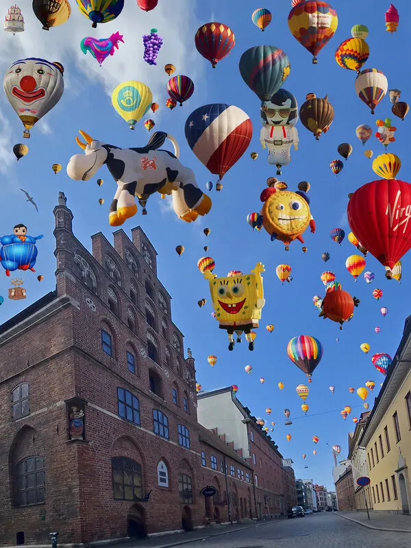 Balloons Over the City av Jörgen Thornberg